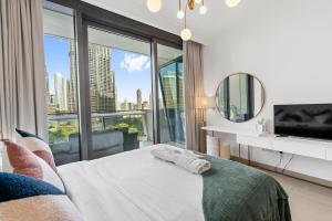 Un dormitorio con una cama y una ventana grande. en Burj Vista - Prime Downtown Dubai, en Dubái 53 fotos más