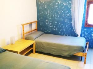 a room with two twin beds and a table at Guara-Altaoja-Yaso in Yaso