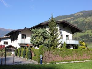 Üldine mäevaade või majutusasutusest Cozy Apartment in Aschau im Zillertal near Ski Lift pildistatud vaade