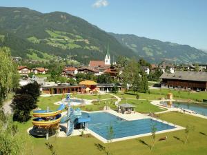 Bassein majutusasutuses Cozy Apartment in Aschau im Zillertal near Ski Lift või selle lähedal