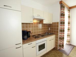 Kuchyň nebo kuchyňský kout v ubytování Cozy Apartment in Aschau im Zillertal near Ski Lift