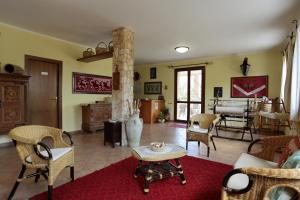 een woonkamer met stoelen en een tafel bij Bed and breakfast Le Camelie in Alghero