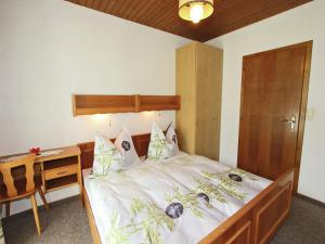 Voodi või voodid majutusasutuse Cozy Apartment in Aschau im Zillertal near Ski Lift toas
