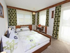Voodi või voodid majutusasutuse Cozy Apartment in Aschau im Zillertal near Ski Lift toas
