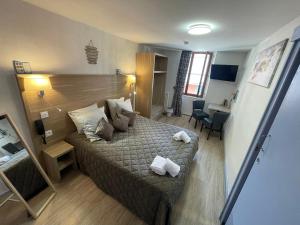 TV a/nebo společenská místnost v ubytování Hôtel Du Cheval Blanc Barcelonnette
