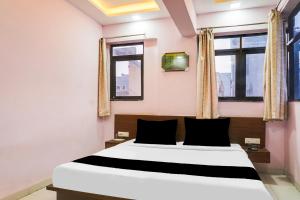 TV a/nebo společenská místnost v ubytování Super Collection O Chandan Nagar Kharadi formerly Kharadi INN
