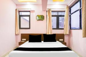 Postel nebo postele na pokoji v ubytování Super Collection O Chandan Nagar Kharadi formerly Kharadi INN