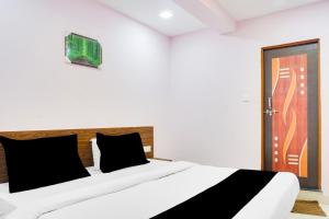 Postel nebo postele na pokoji v ubytování Super Collection O Chandan Nagar Kharadi formerly Kharadi INN