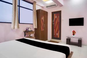 TV a/nebo společenská místnost v ubytování Super Collection O Chandan Nagar Kharadi formerly Kharadi INN
