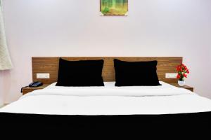 Postel nebo postele na pokoji v ubytování Super Collection O Chandan Nagar Kharadi formerly Kharadi INN