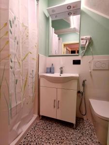 un bagno con lavandino e specchio di Al Panorama Civitella del Lago a Civitella Del Lago