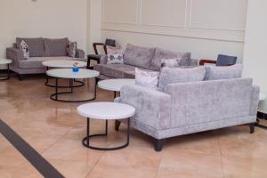 Ruang duduk di The Dalton Grand Hotel
