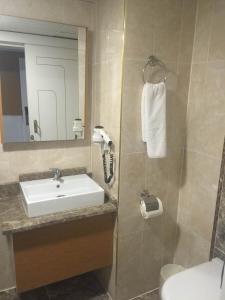 Koupelna v ubytování Grand Kayalar Hotel + 37 fotografií