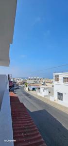 vistas a una calle con edificios y al océano en Pergamonto Apartments, en Ayia Napa