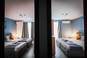 Postel nebo postele na pokoji v ubytování SkyLounge Suites