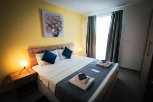 Postel nebo postele na pokoji v ubytování SkyLounge Suites