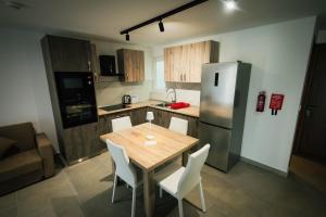 Kuchyň nebo kuchyňský kout v ubytování SkyLounge Suites