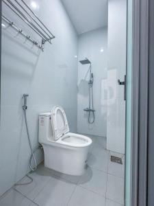 un bagno bianco con wc e doccia di D&T House a Cù Lao Thu Altre 12 foto