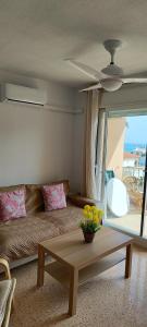 Χώρος καθιστικού στο Ocean front apartment Trianon