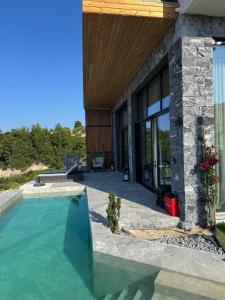 ポリフロノにある5 bedrooms 5 bathrooms LUXURY House with poolの家の前にプールがある家