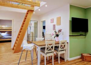 Μια τηλεόραση ή/και κέντρο ψυχαγωγίας στο Familienfreundliches Ferienhaus auf Hof mit Schafen