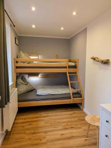 Ένα ή περισσότερα κρεβάτια σε δωμάτιο στο Familienfreundliches Ferienhaus auf Hof mit Schafen