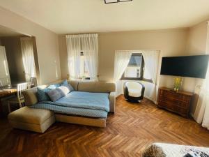 ein Wohnzimmer mit einer Couch und einem Sessel in der Unterkunft Ferienwohnung-Oberstein im Zentrum in Idar-Oberstein