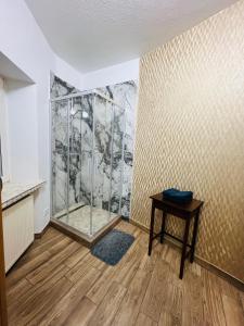 ein leeres Zimmer mit einer Glasdusche in der Ecke in der Unterkunft Ferienwohnung-Oberstein im Zentrum in Idar-Oberstein