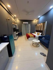 una sala de estar con una cama y un sofá en Premium luxury Stay, en Ghaziabad 17 fotos más