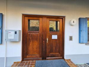 eine Holztür an der Seite eines Gebäudes in der Unterkunft Ferienland Sonnenwald Ferienwohnung 44 "Sonnenschein" in Langfurth 