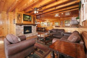 Elle comprend un salon doté d'un mobilier en cuir et d'une cheminée. dans l'établissement Award Winning Views, à Sevierville
