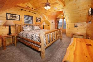une chambre avec un lit dans une cabane en rondins dans l'établissement Award Winning Views, à Sevierville