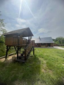 a deck with an umbrella in a yard with a house at Dom ARCHITEKTA in Stoki Duże