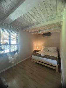 にあるDom ARCHITEKTAの部屋にベッドがある寝室