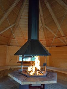 a black pot hanging over a fire in a cabin at Paljarinne in Hulmi