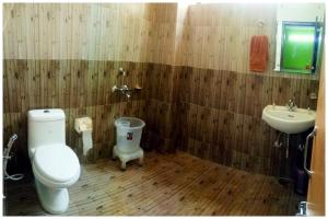 Bilik mandi di Mountain View Hotel "Divine !Hill" Near Power House Bus Station - #Offers Rooms With Free Wi-fi Facility - Restaurant & Free Parking Available - Best Location In Śhimla +12 gambar