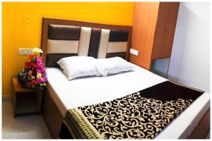 Katil atau katil-katil dalam bilik di Mountain View Hotel "Divine !Hill" Near Power House Bus Station - #Offers Rooms With Free Wi-fi Facility - Restaurant & Free Parking Available - Best Location In Śhimla