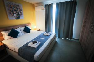 Postel nebo postele na pokoji v ubytování SkyLounge Suites