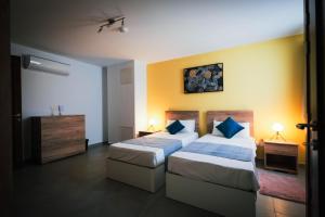 Postel nebo postele na pokoji v ubytování SkyLounge Suites