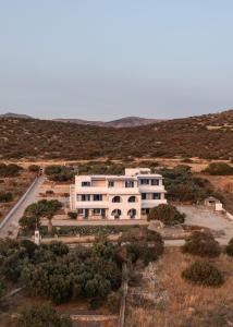 un grande edificio bianco nel mezzo di un deserto di Dreamlike Studio Aurea Blu, nature, relaxation, pure a Spiaggia di Aliko