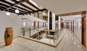un grand couloir avec un sol en verre dans un bâtiment dans l'établissement The Fern Residency, MIDC, Pune, à Pune