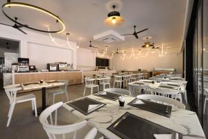 A restaurant or other place to eat at Tina Hotel