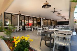 A restaurant or other place to eat at Tina Hotel