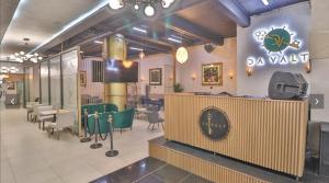 un restaurante con sala de espera con mesa y sillas en Urban City Kraal at Mapungubwe Hotel, en Johannesburgo