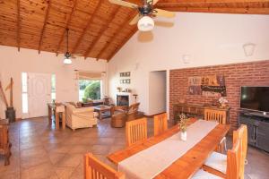 a living room with a ceiling fan and a dining room at Quinta La Soñada in Etchegoyen