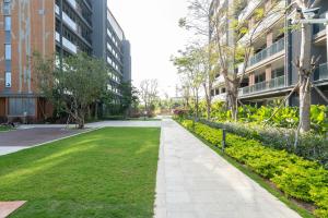 a walkway in a park next to a building at 三亚海棠湾蔚蓝海湾公寓 in Sanya