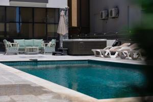Bazén v ubytování Hermosa Hotel nebo v jeho okolí