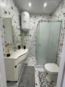 Ένα μπάνιο στο Apartment on Snijna street 5 +17 φωτογραφίες