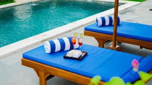 una mesa con un plato de comida junto a una piscina en Puri Anturan Lovina, en Lovina