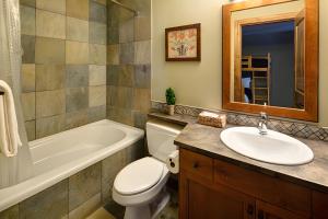 Koupelna v ubytování Dwight Out Chalet with Hot Tub + 18 fotografií